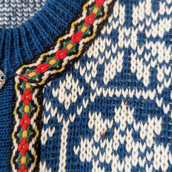 Traditional Norwegian Sweater - Picture 4 of 5